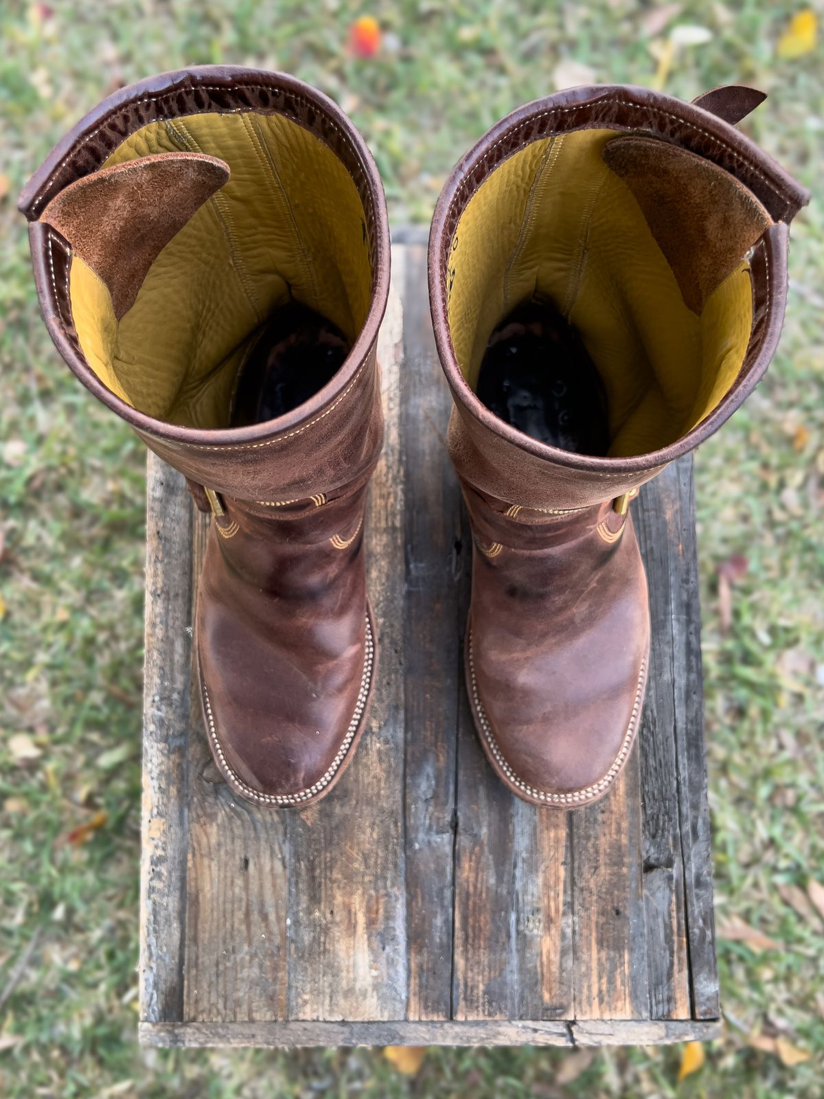 Photo by KVanDev on November 8, 2023 of the Fortis Boots Tapak 2.0 Engineer Boots in Indonesian Dark Brown Pull Up.