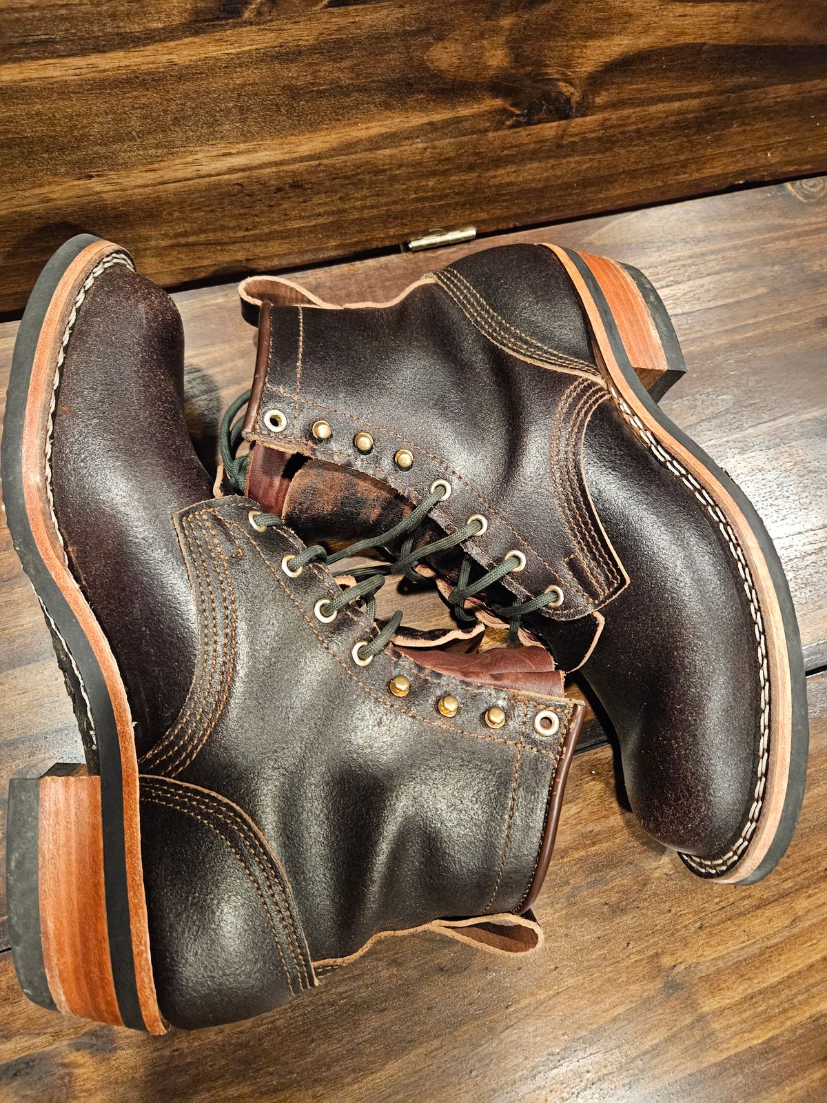 Photo by TheSaganite on November 6, 2023 of the Nicks Robert in Horween Brown Waxed Flesh.