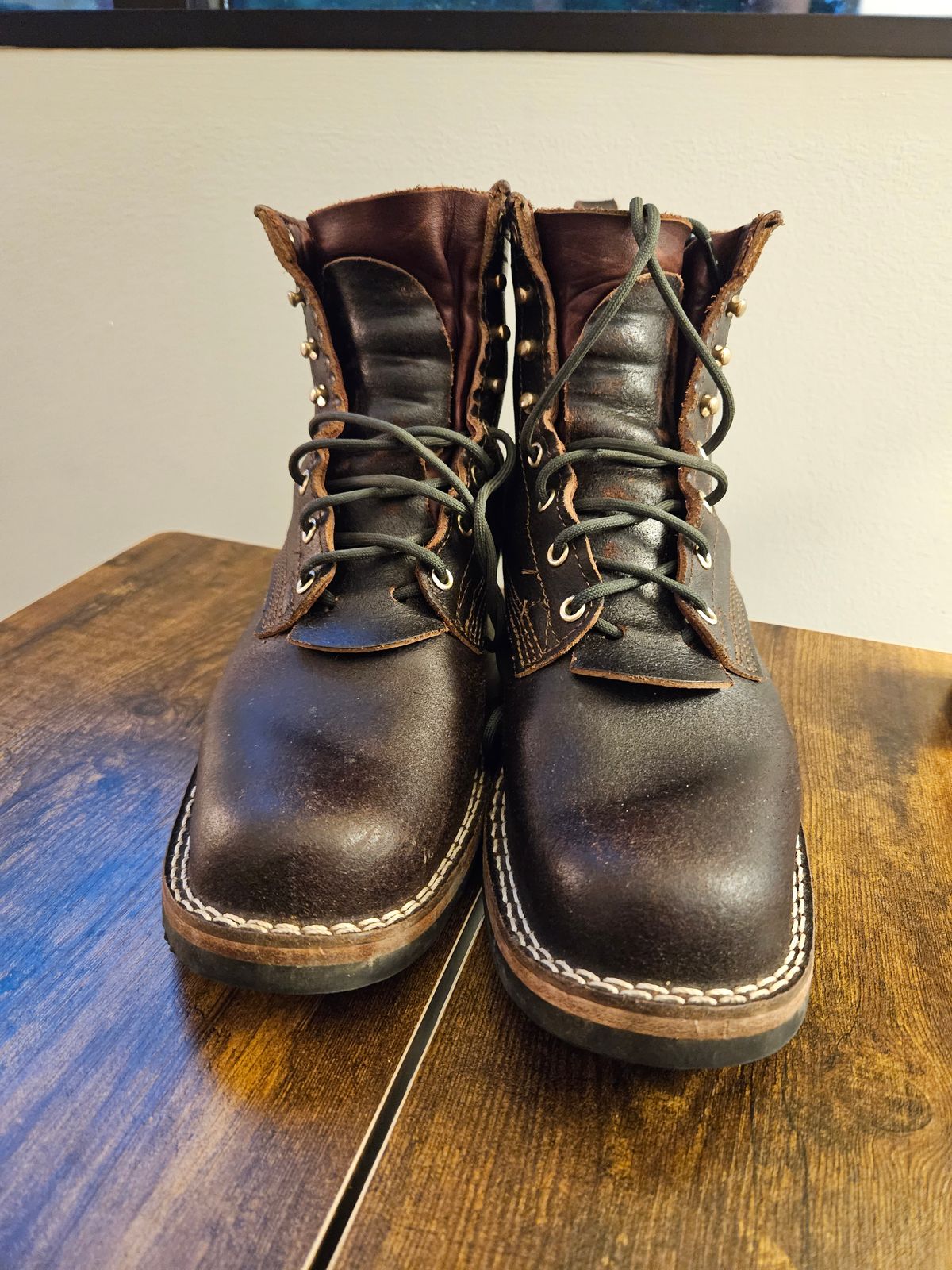 Photo by TheSaganite on December 5, 2023 of the Nicks Robert in Horween Brown Waxed Flesh.