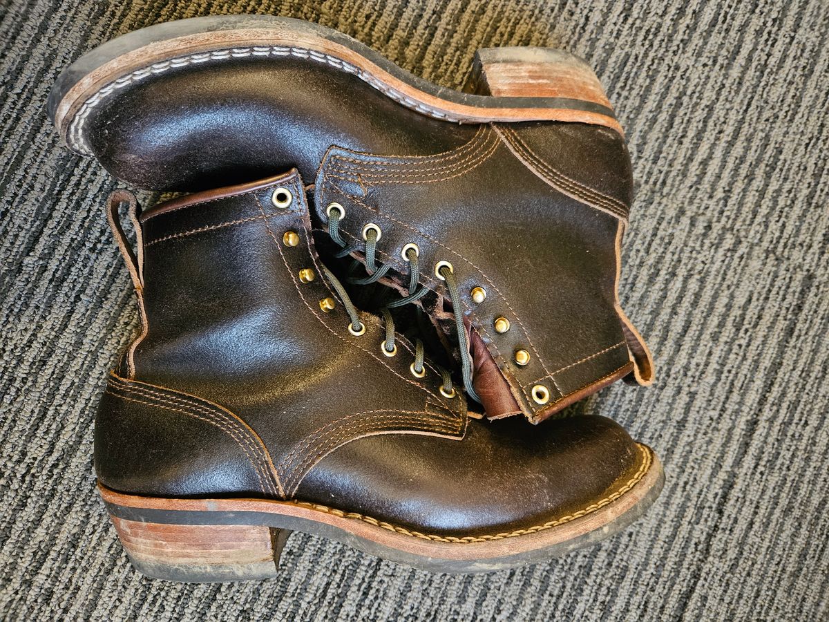 Photo by TheSaganite on January 5, 2024 of the Nicks Robert in Horween Brown Waxed Flesh.