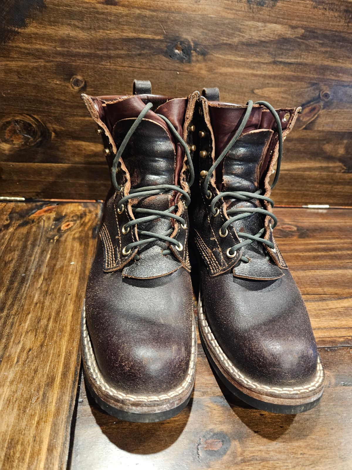 Photo by TheSaganite on February 5, 2024 of the Nicks Robert in Horween Brown Waxed Flesh.