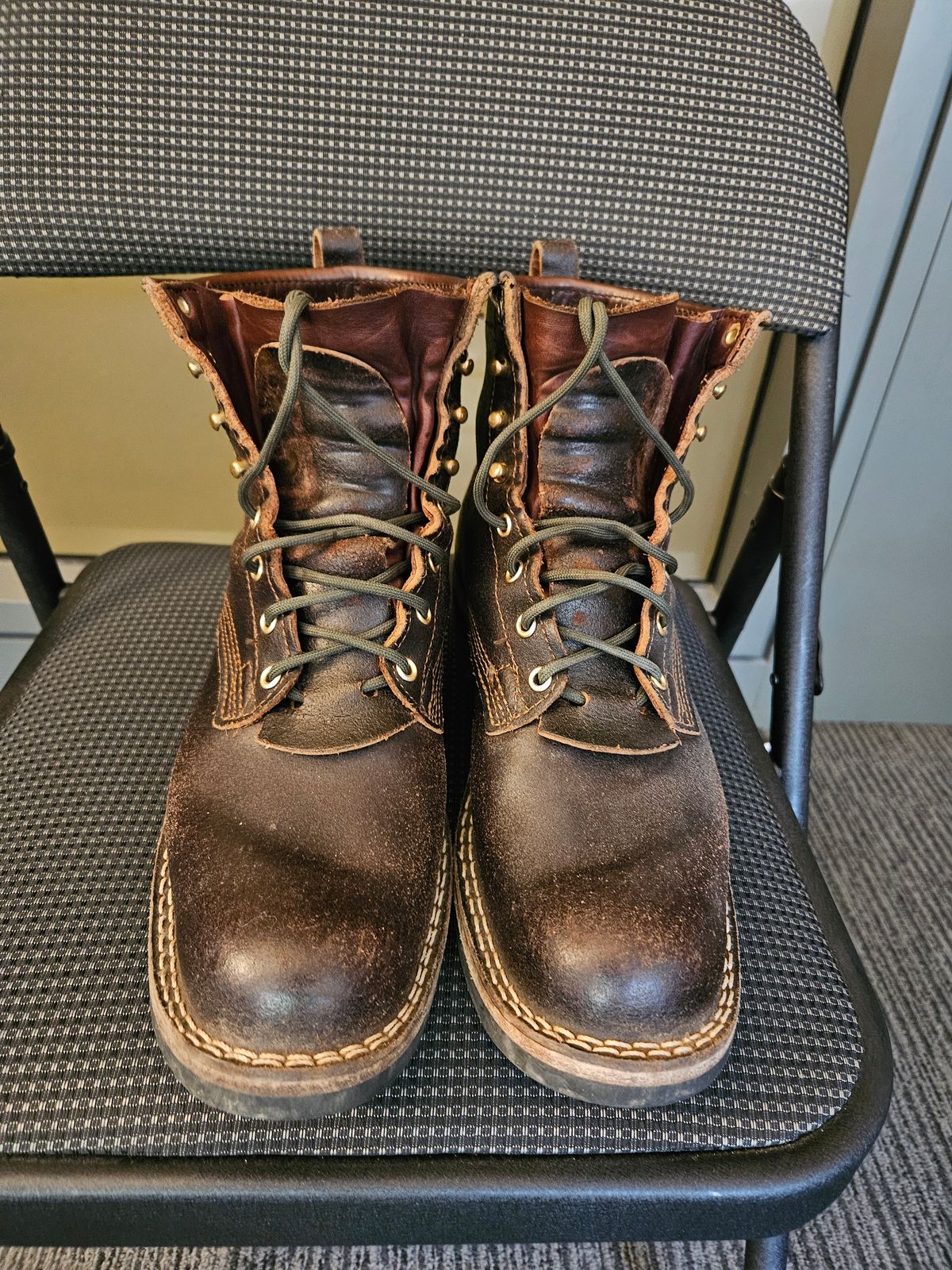Photo by TheSaganite on March 5, 2024 of the Nicks Robert in Horween Brown Waxed Flesh.