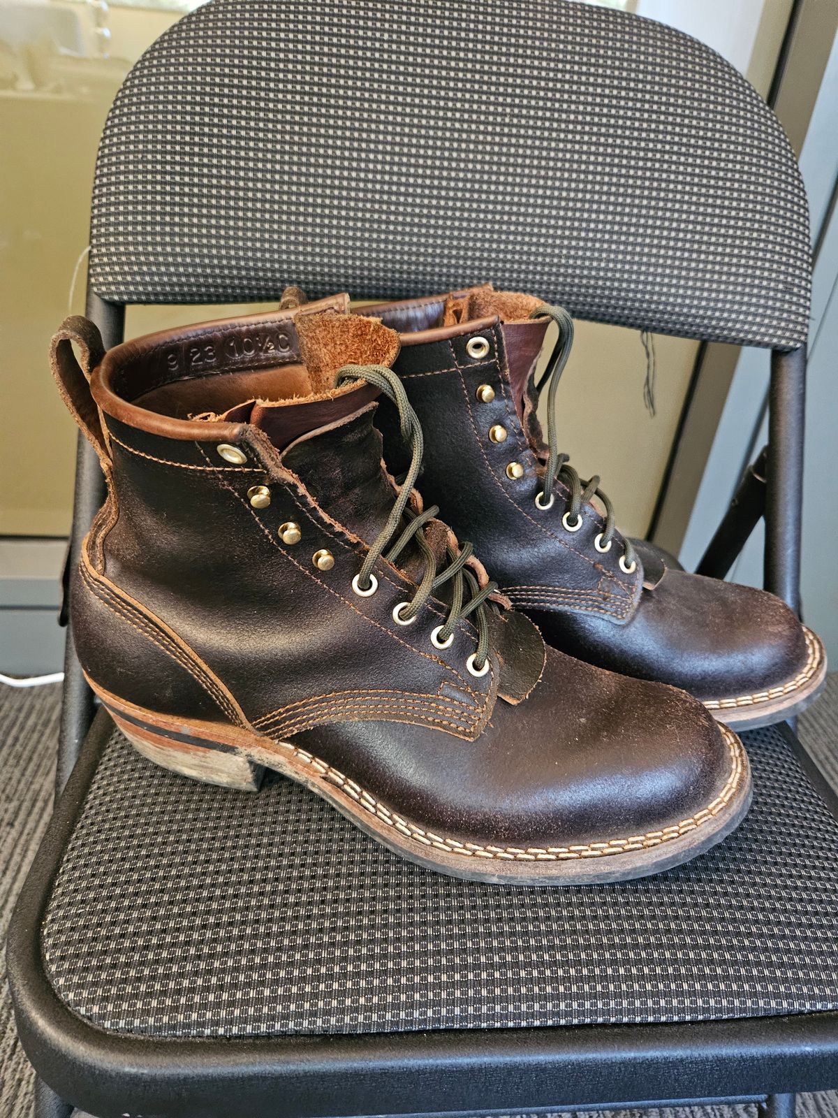 Photo by TheSaganite on March 5, 2024 of the Nicks Robert in Horween Brown Waxed Flesh.