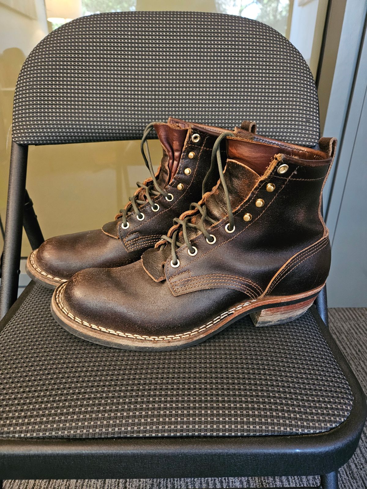 Photo by TheSaganite on March 5, 2024 of the Nicks Robert in Horween Brown Waxed Flesh.
