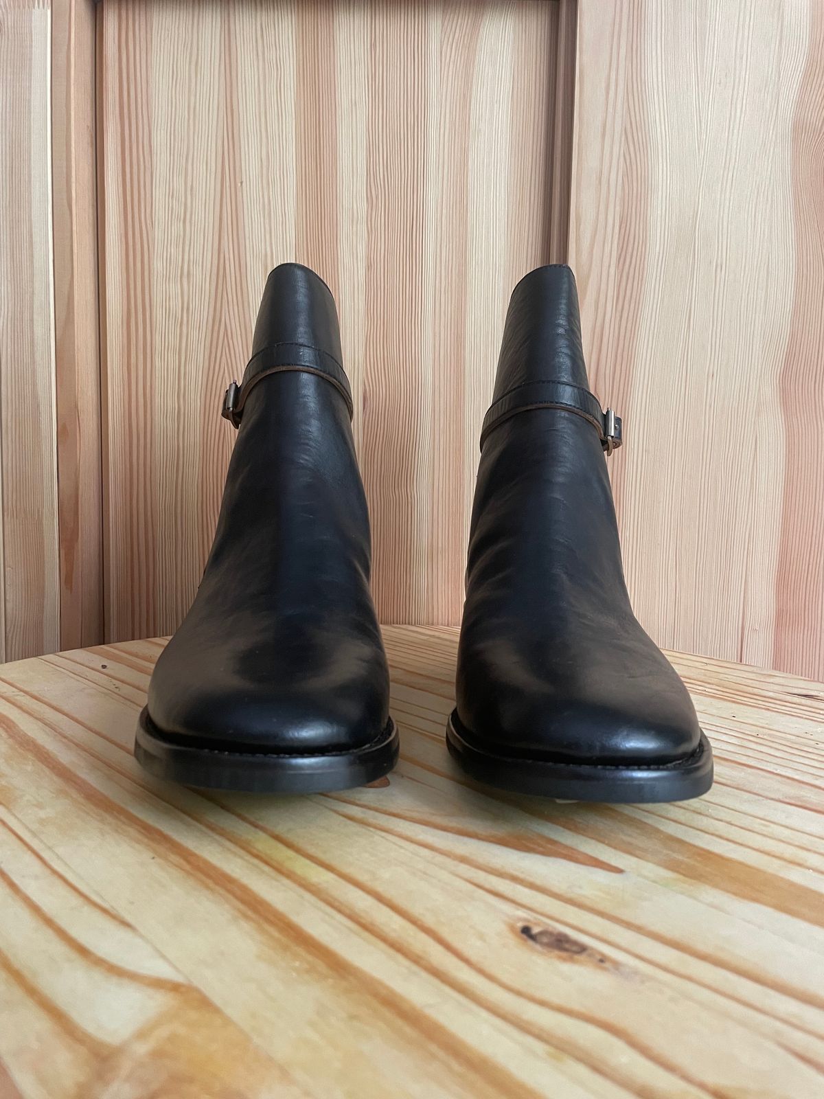 Photo by solidsalami117 on October 1, 2023 of the Briselblack The Kai Jodhpur in Black-Overdyed Horsebutt.
