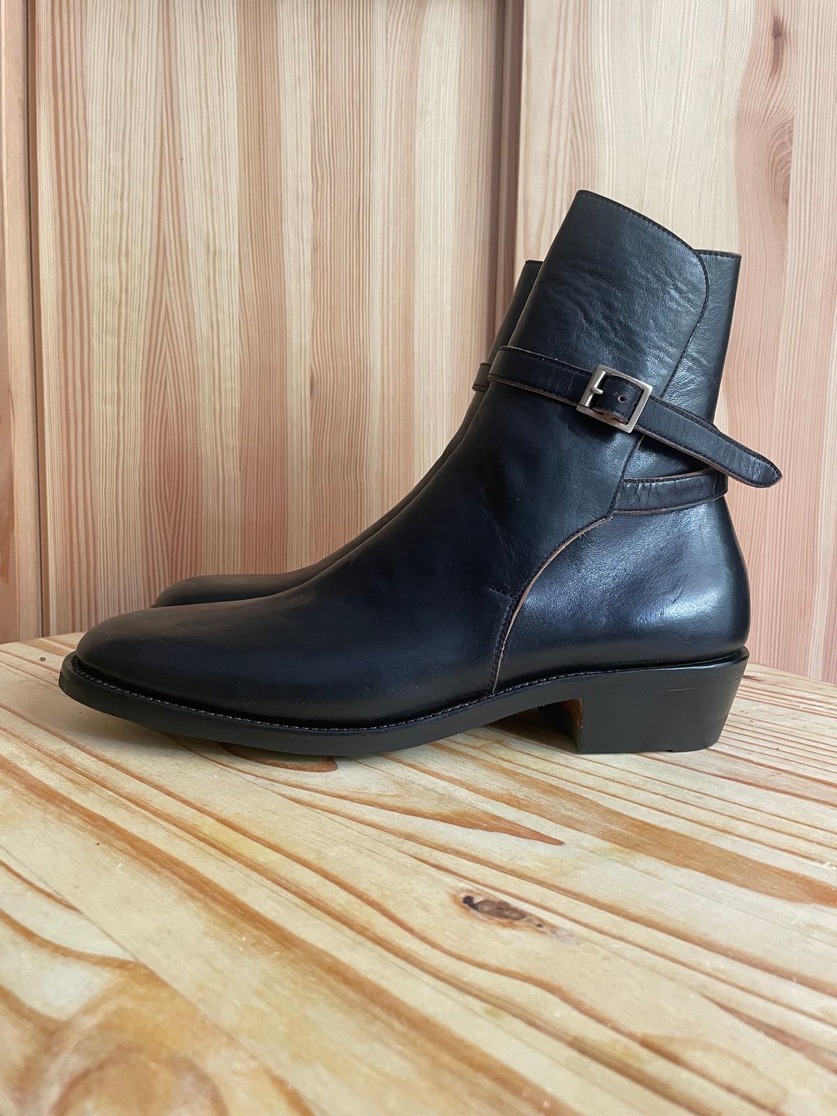 Photo by solidsalami117 on October 1, 2023 of the Briselblack The Kai Jodhpur in Black-Overdyed Horsebutt.