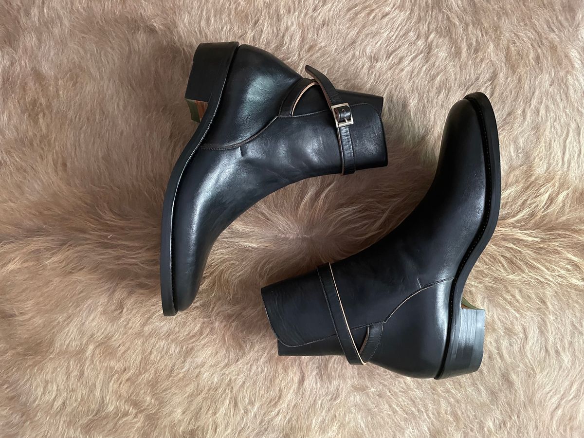 Photo by solidsalami117 on October 1, 2023 of the Briselblack The Kai Jodhpur in Black-Overdyed Horsebutt.