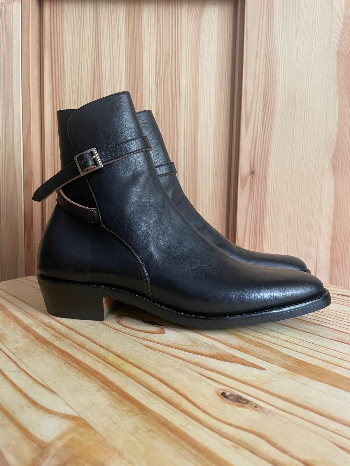 Photo by solidsalami117 on October 1, 2023 of the Briselblack The Kai Jodhpur in Black-Overdyed Horsebutt.