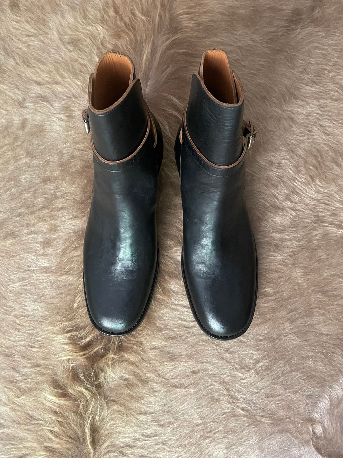 Photo by solidsalami117 on October 1, 2023 of the Briselblack The Kai Jodhpur in Black-Overdyed Horsebutt.