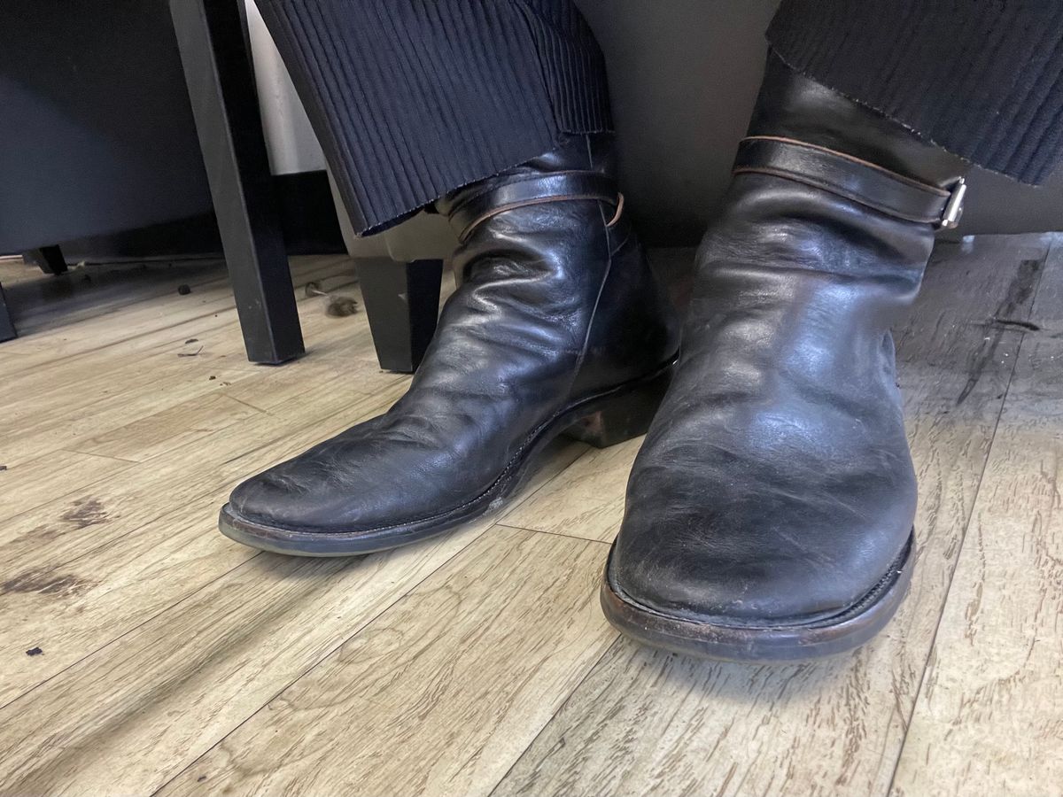 Photo by solidsalami117 on November 9, 2023 of the Briselblack The Kai Jodhpur in Black-Overdyed Horsebutt.
