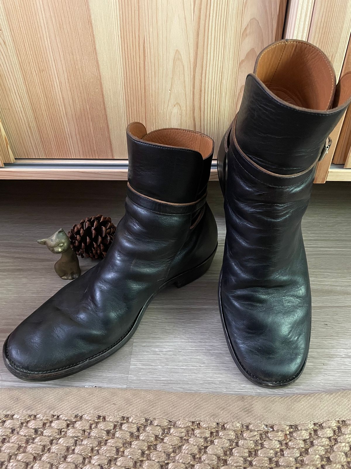 Photo by solidsalami117 on December 2, 2023 of the Briselblack The Kai Jodhpur in Black-Overdyed Horsebutt.
