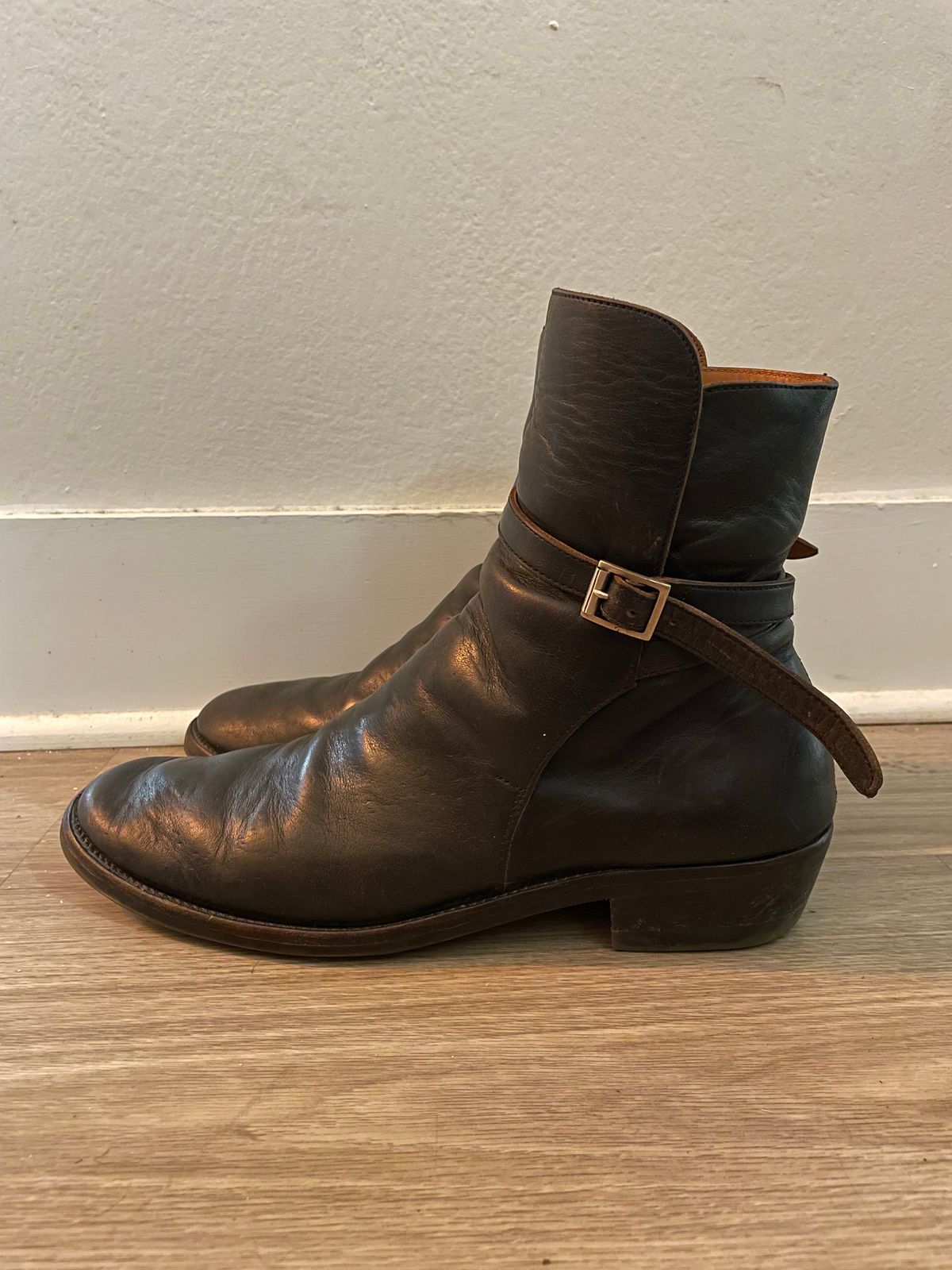 Photo by solidsalami117 on February 6, 2024 of the Briselblack The Kai Jodhpur in Black-Overdyed Horsebutt.