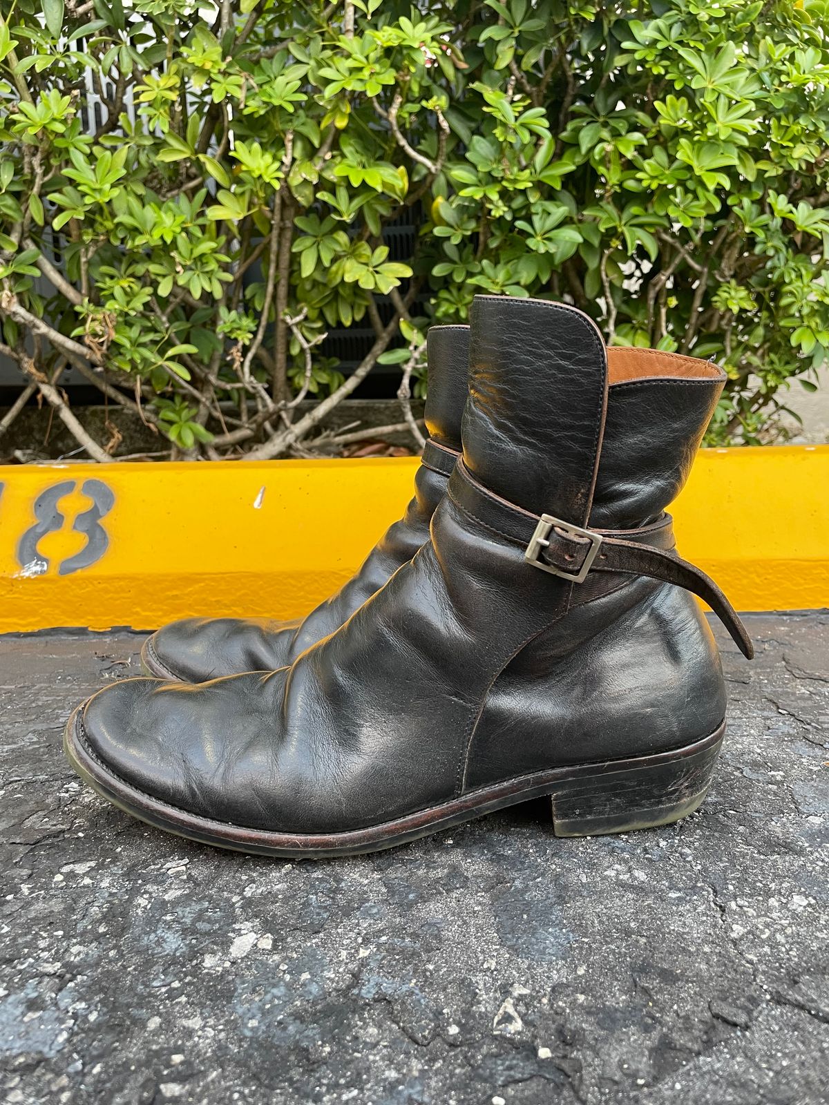 Photo by solidsalami117 on April 4, 2024 of the Briselblack The Kai Jodhpur in Black-Overdyed Horsebutt.