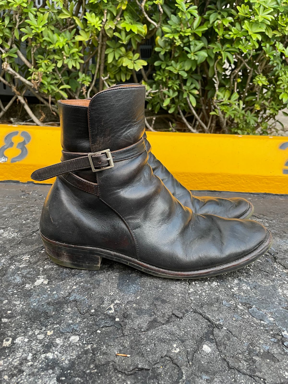 Photo by solidsalami117 on April 4, 2024 of the Briselblack The Kai Jodhpur in Black-Overdyed Horsebutt.