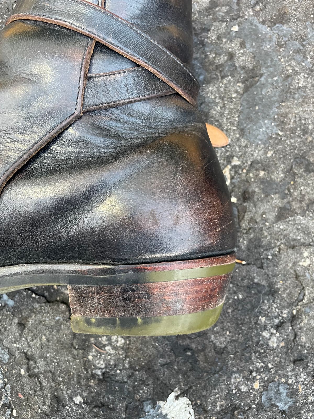 Photo by solidsalami117 on April 4, 2024 of the Briselblack The Kai Jodhpur in Black-Overdyed Horsebutt.