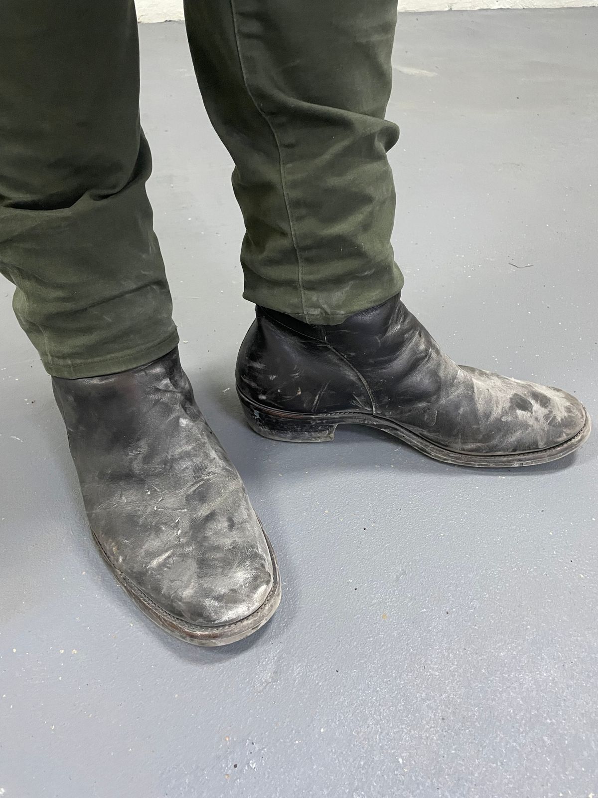 Photo by solidsalami117 on January 5, 2024 of the Briselblack The Kai Jodhpur in Black-Overdyed Horsebutt.