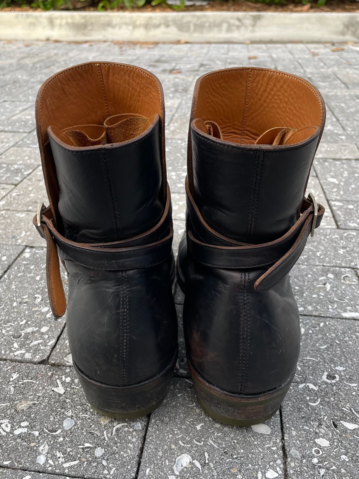 Photo by solidsalami117 on January 5, 2024 of the Briselblack The Kai Jodhpur in Black-Overdyed Horsebutt.
