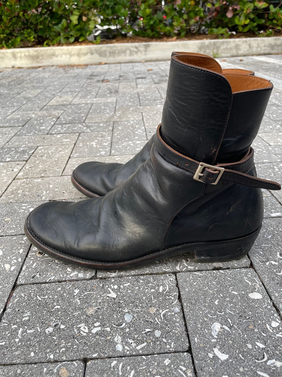 Photo by solidsalami117 on January 5, 2024 of the Briselblack The Kai Jodhpur in Black-Overdyed Horsebutt.