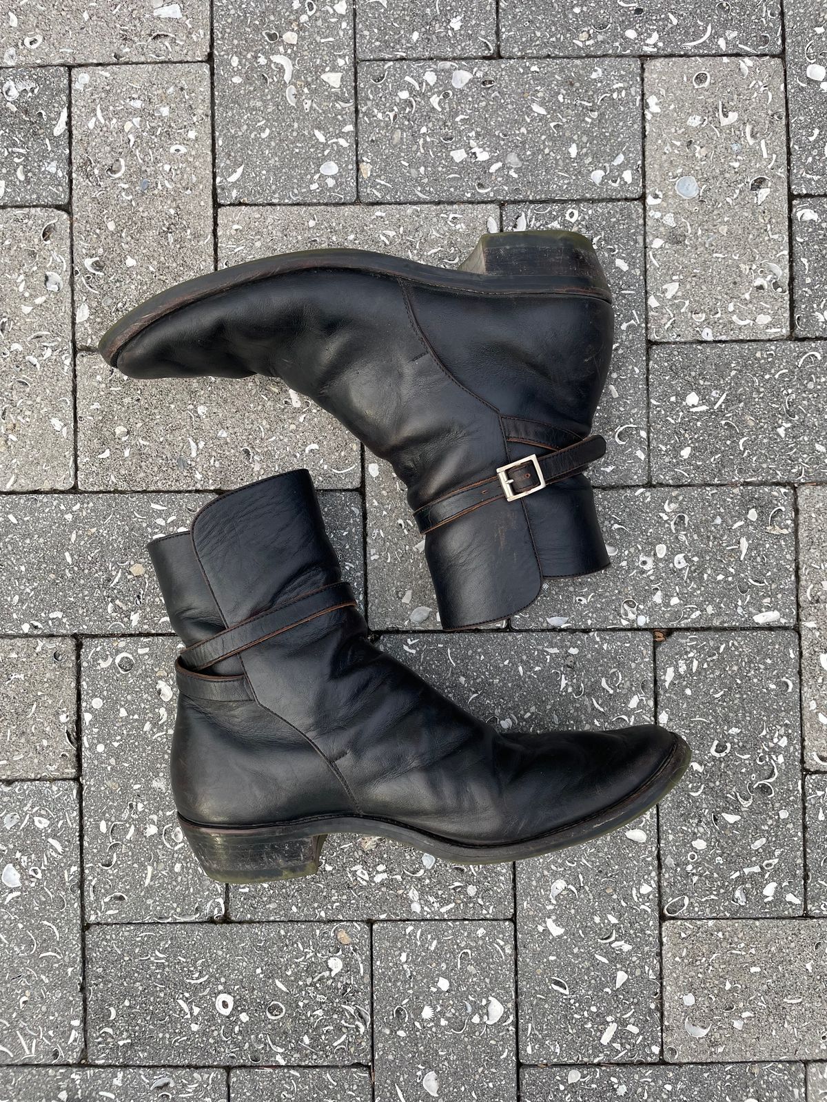 Photo by solidsalami117 on January 5, 2024 of the Briselblack The Kai Jodhpur in Black-Overdyed Horsebutt.
