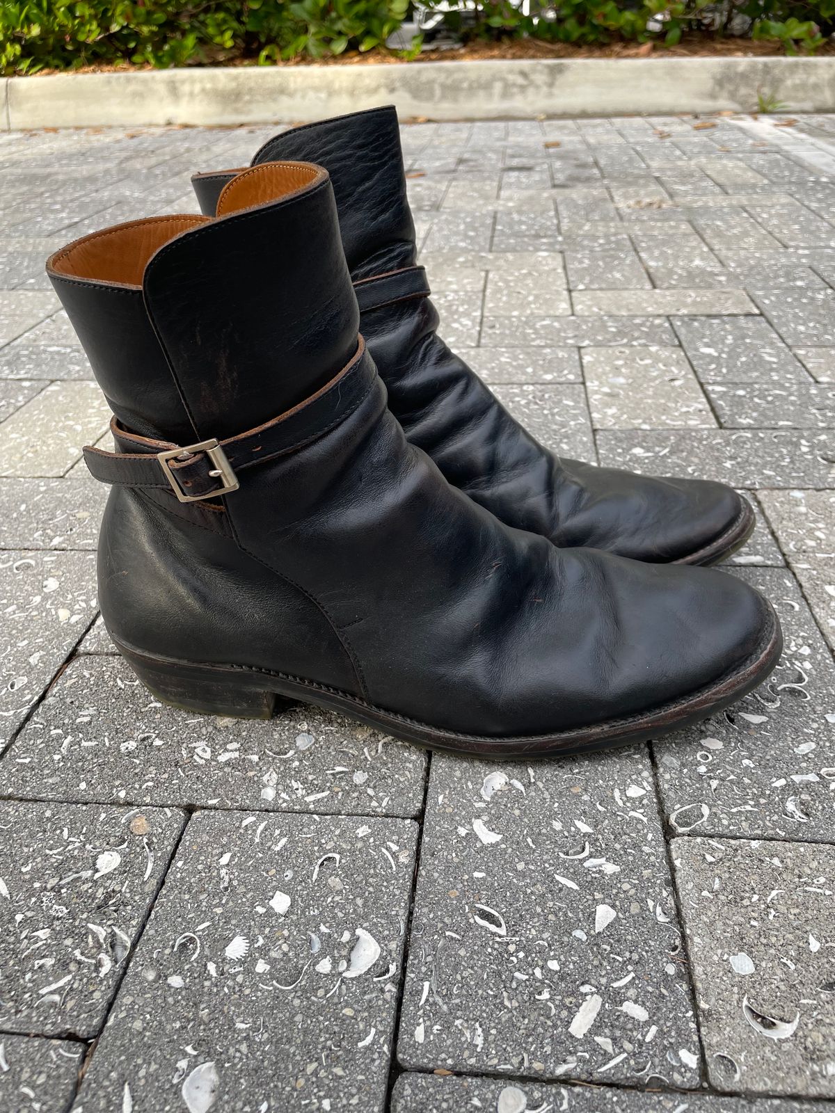 Photo by solidsalami117 on January 5, 2024 of the Briselblack The Kai Jodhpur in Black-Overdyed Horsebutt.