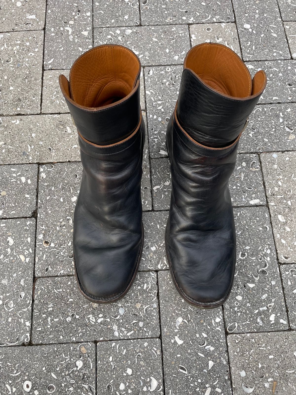 Photo by solidsalami117 on January 5, 2024 of the Briselblack The Kai Jodhpur in Black-Overdyed Horsebutt.