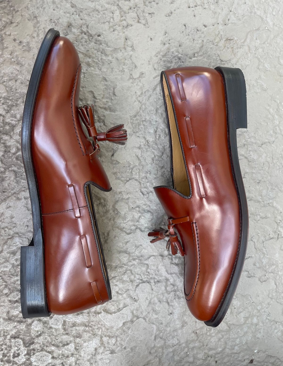 Photo by solidsalami117 on October 1, 2025 of the Hawes & Curtis Tassel Loafers in Tan Polido Calf.
