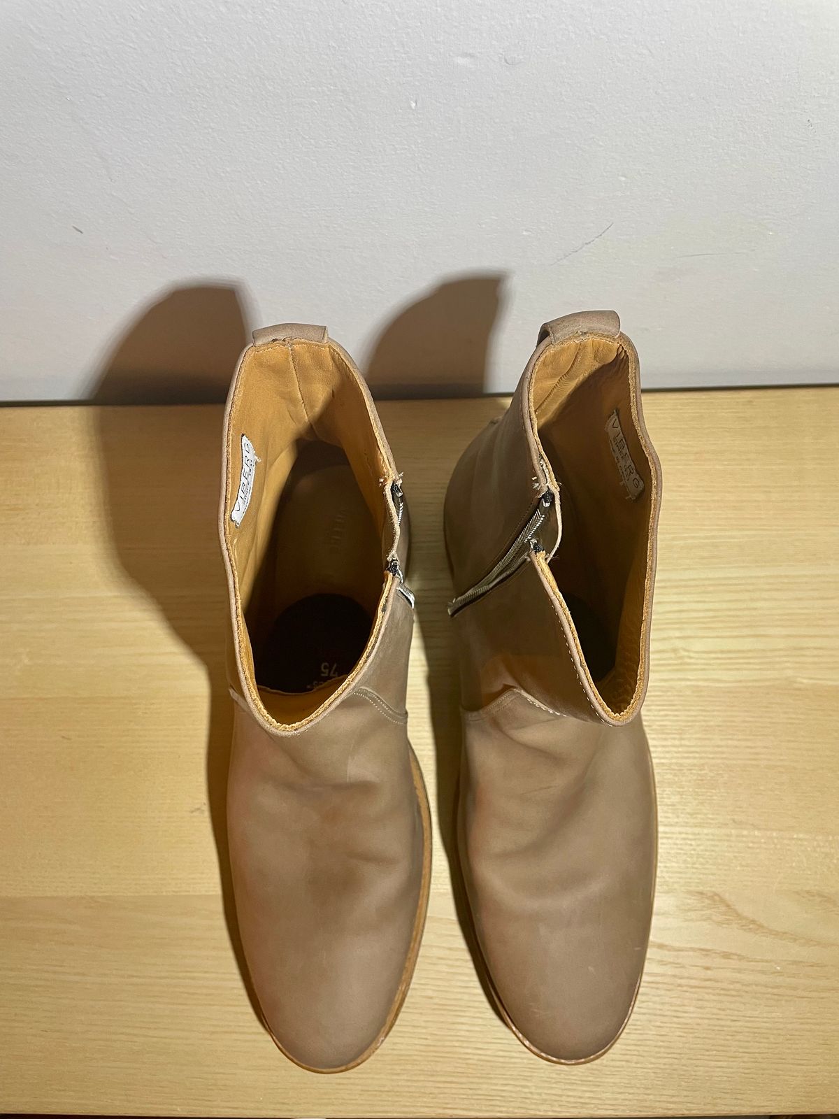 Photo by solidsalami117 on October 1, 2022 of the Viberg Side Zip in Maryam Fango Vitello Calf.