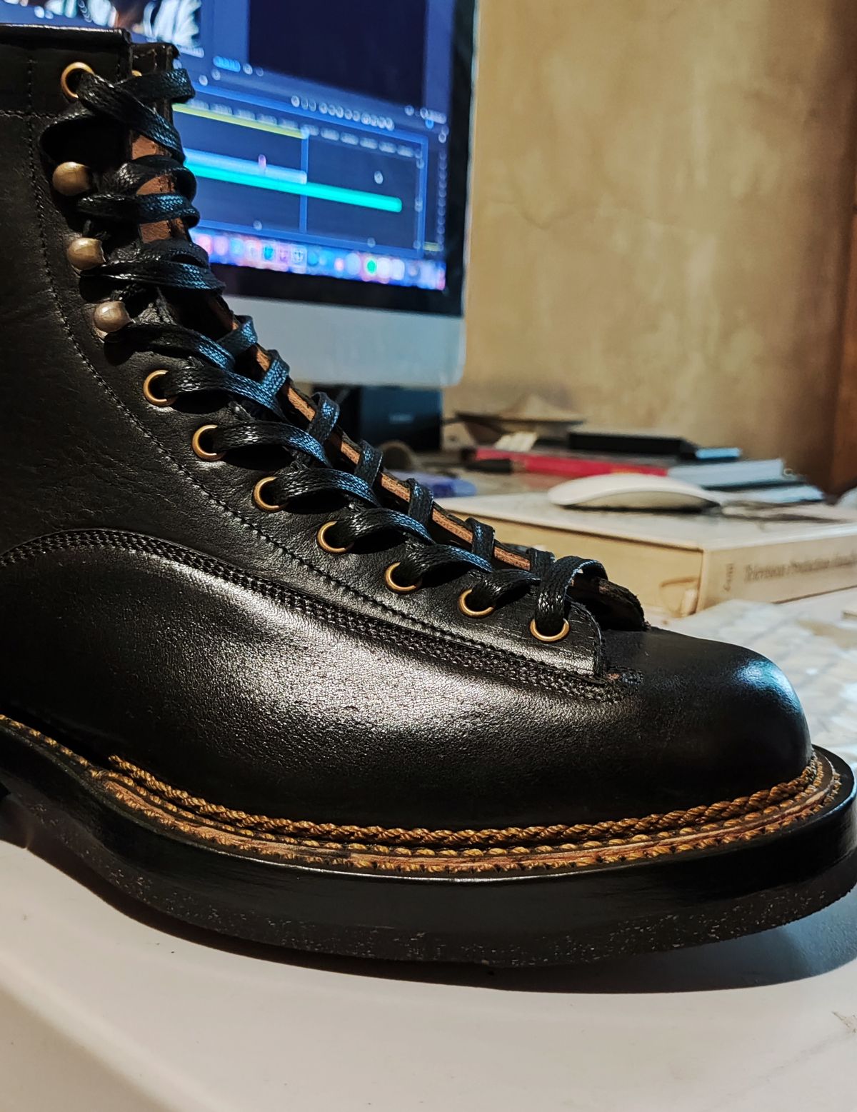 Photo by hasb0ng on April 8, 2023 of the Sagara Valiant in Conceria Cloe Superlux Horsebutt Overdyed Black.