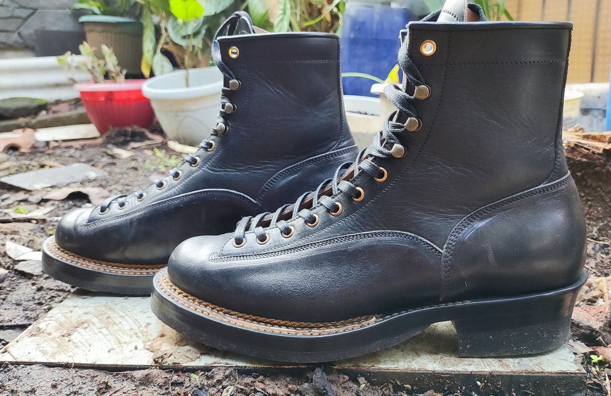 Photo by hasb0ng on April 25, 2023 of the Sagara Valiant in Conceria Cloe Superlux Horsebutt Overdyed Black.