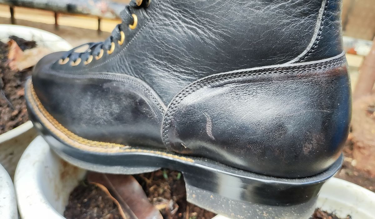 Photo by hasb0ng on April 25, 2023 of the Sagara Valiant in Conceria Cloe Superlux Horsebutt Overdyed Black.