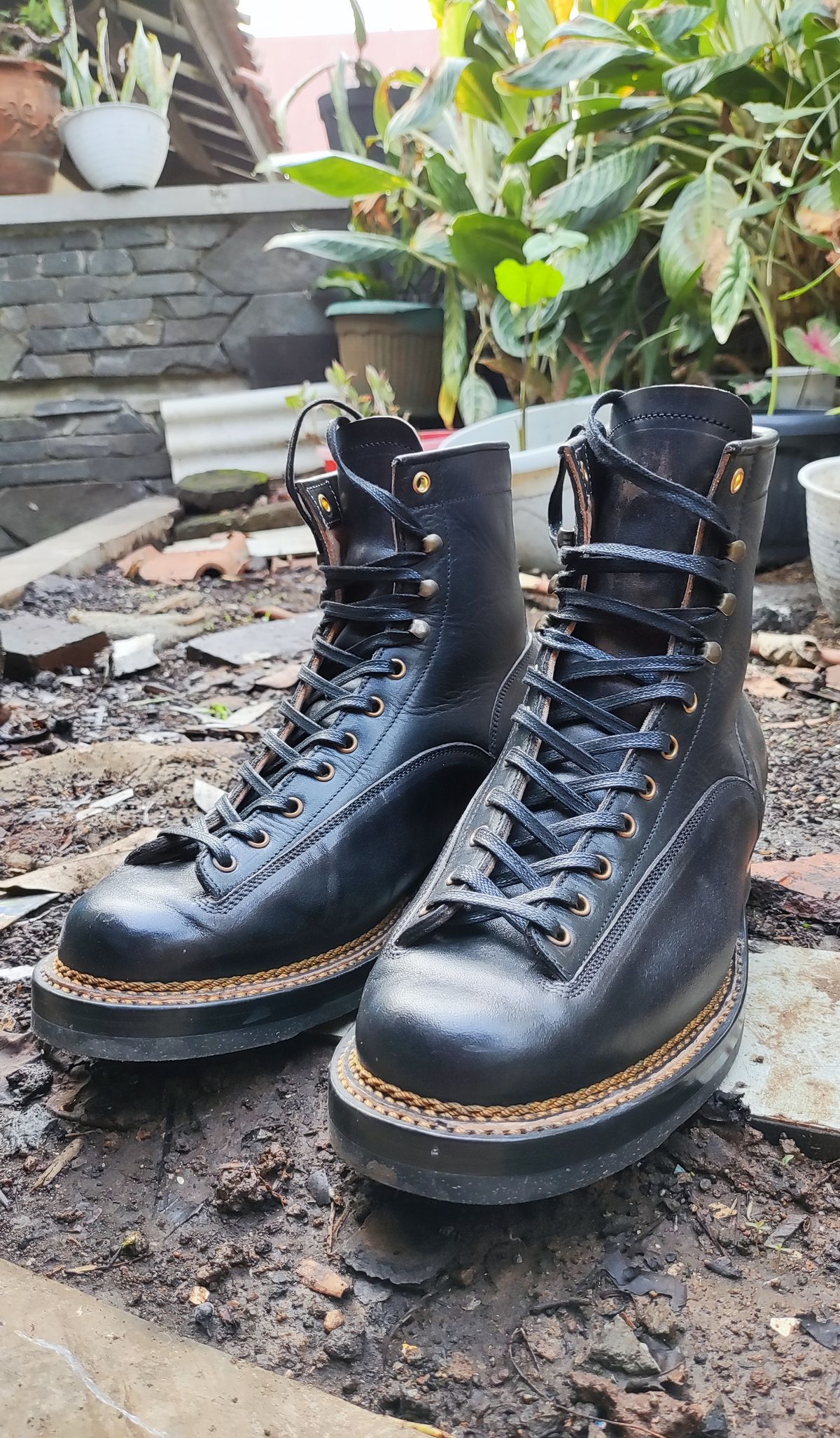 Photo by hasb0ng on April 25, 2023 of the Sagara Valiant in Conceria Cloe Superlux Horsebutt Overdyed Black.