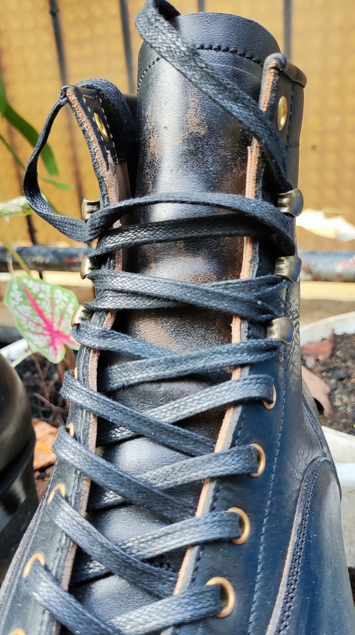 Photo by hasb0ng on April 25, 2023 of the Sagara Valiant in Conceria Cloe Superlux Horsebutt Overdyed Black.