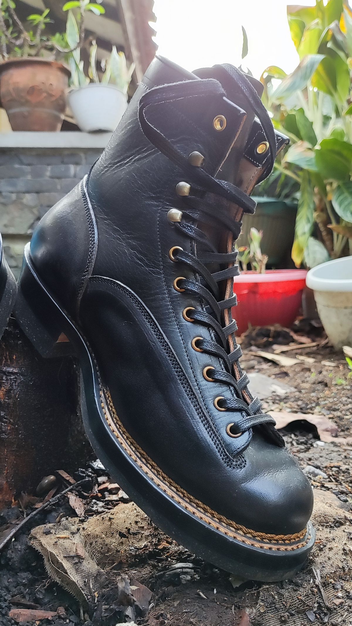 Photo by hasb0ng on April 25, 2023 of the Sagara Valiant in Conceria Cloe Superlux Horsebutt Overdyed Black.