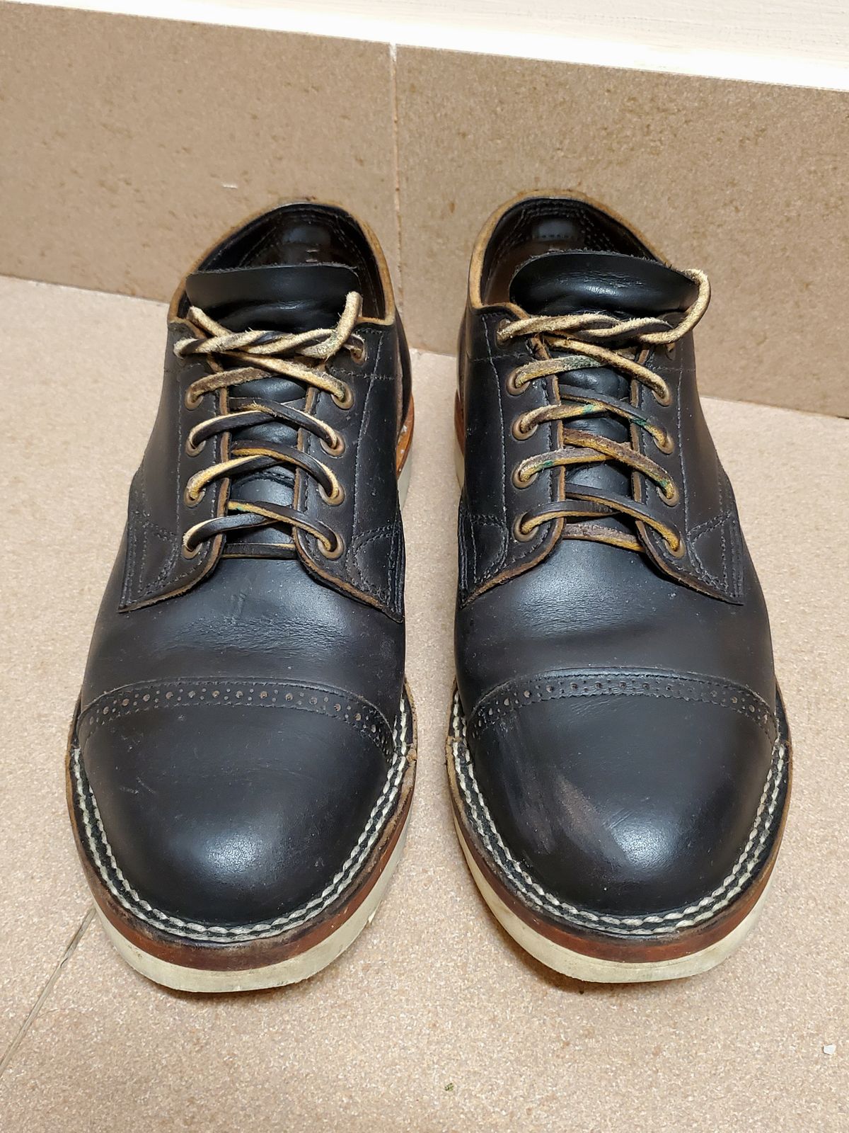 Photo by icarusflies95 on December 5, 2023 of the Viberg 145 Oxford in Horween Black Chromexcel.