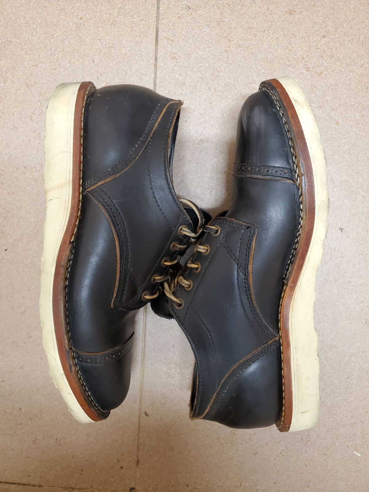 Photo by icarusflies95 on December 5, 2023 of the Viberg 145 Oxford in Horween Black Chromexcel.