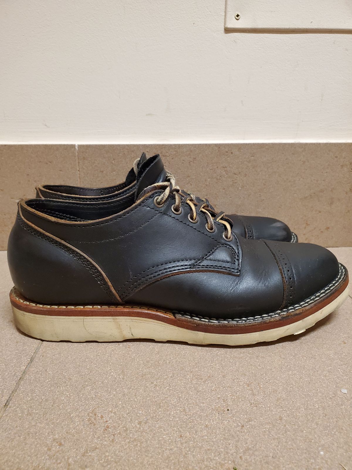 Photo by icarusflies95 on December 5, 2023 of the Viberg 145 Oxford in Horween Black Chromexcel.