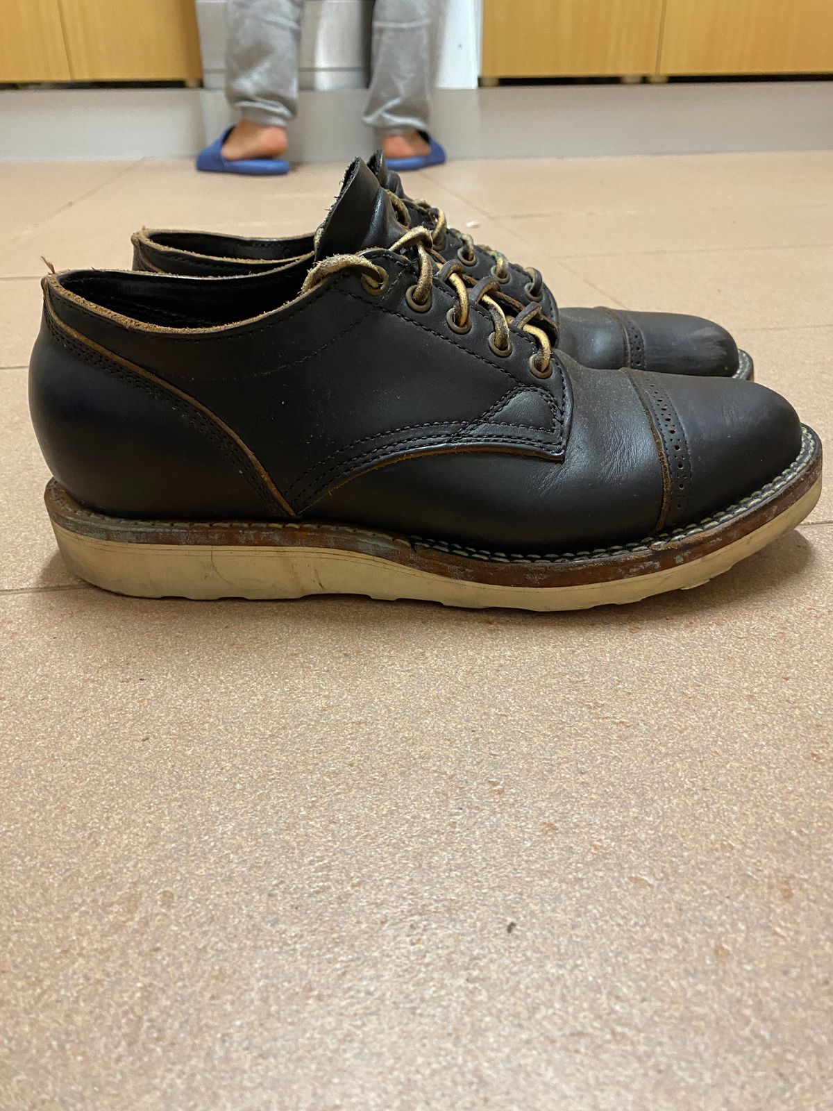 Photo by icarusflies95 on April 5, 2024 of the Viberg 145 Oxford in Horween Black Chromexcel.