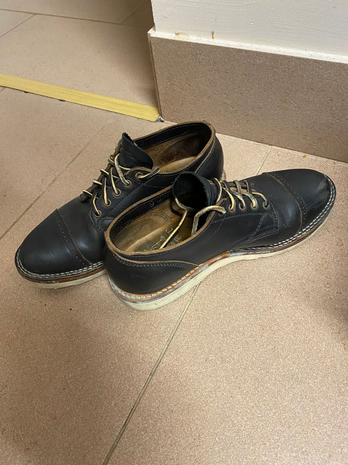 Photo by icarusflies95 on April 5, 2024 of the Viberg 145 Oxford in Horween Black Chromexcel.