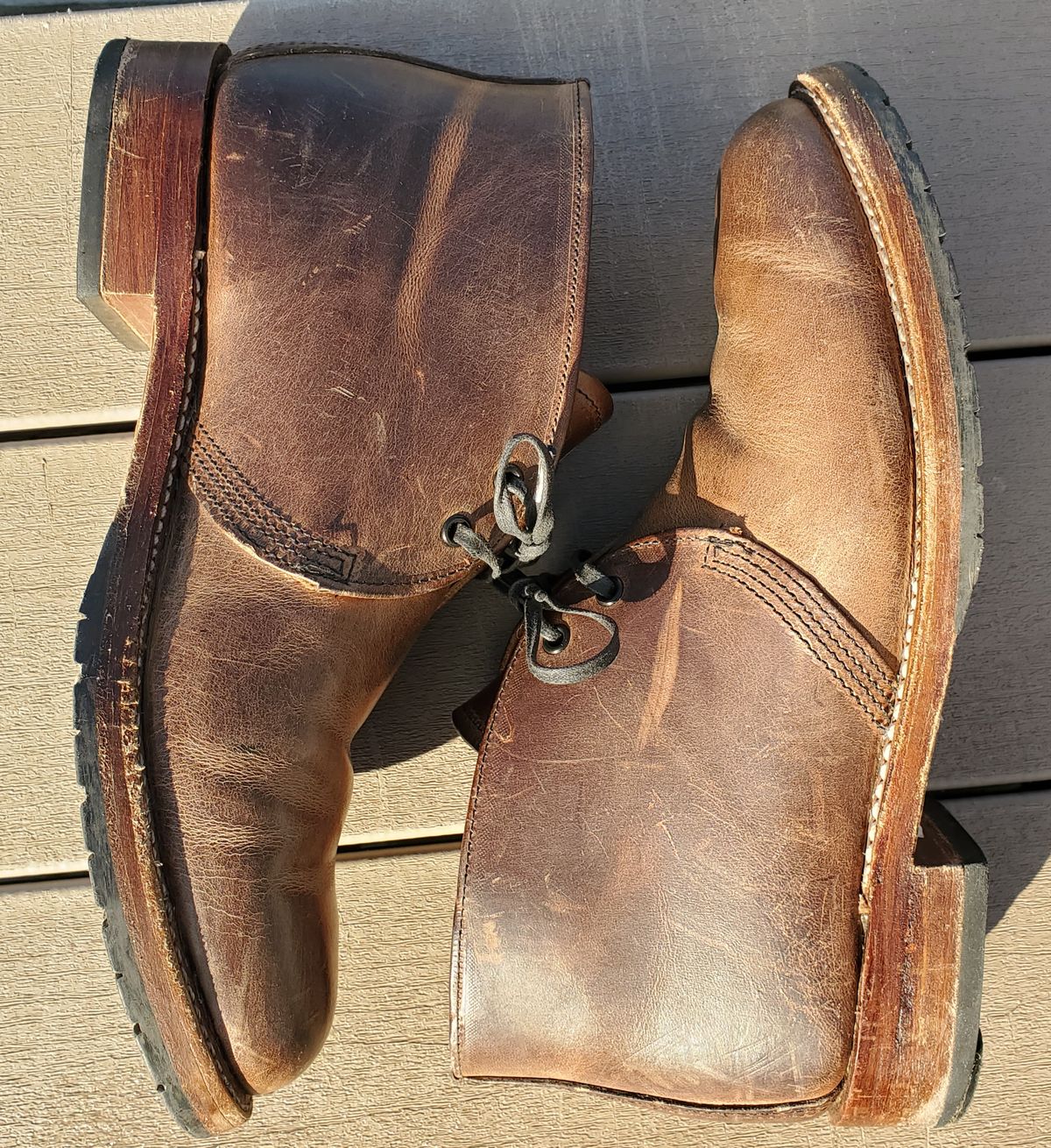 Photo by icarusflies95 on February 1, 2023 of the Red Wing Beckman Chukka in S.B. Foot Unknown Leather.