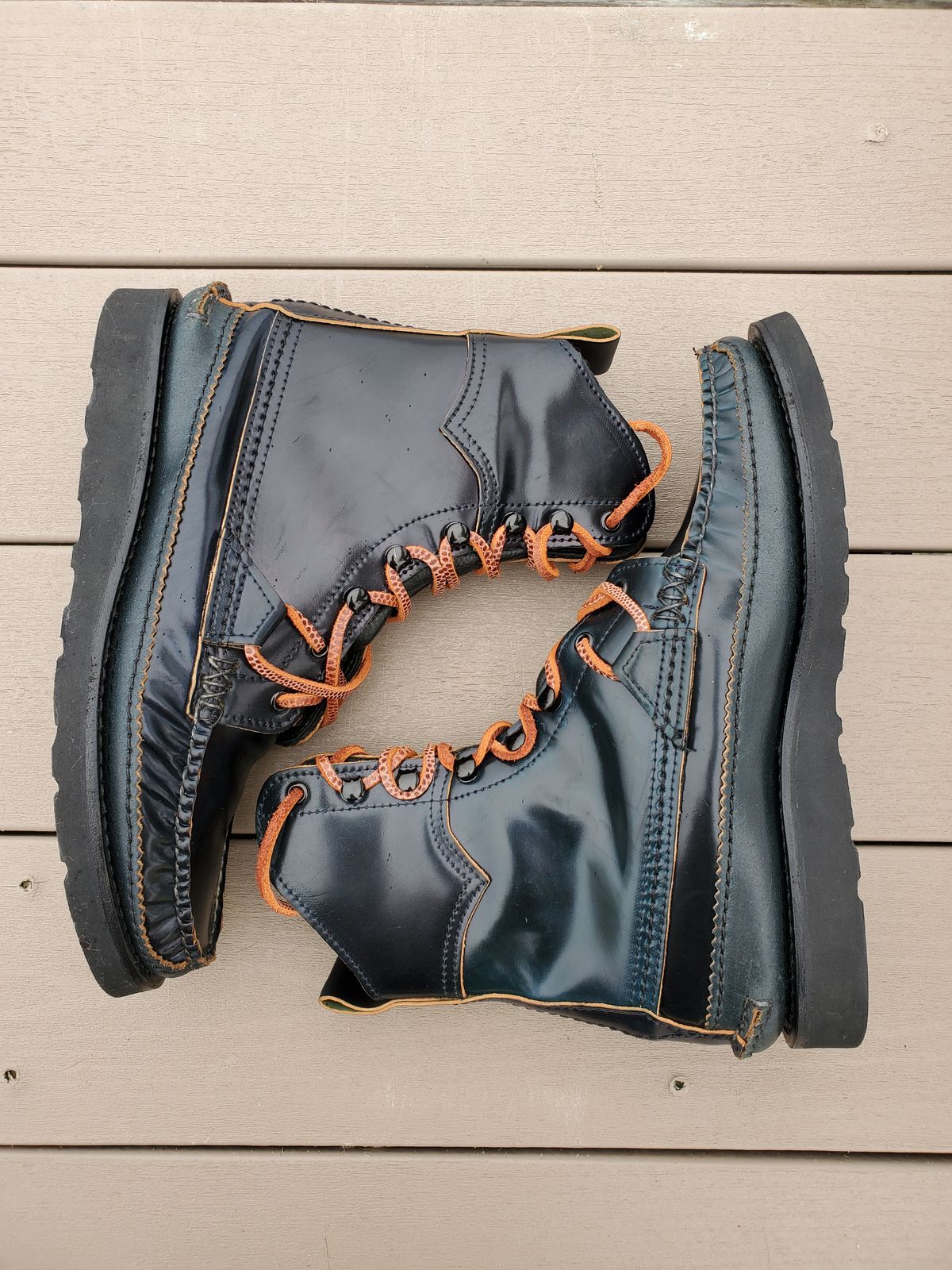 Photo by icarusflies95 on October 2, 2022 of the Yuketen Superior Short Hunt Boots in Horween Navy Shell Cordovan.
