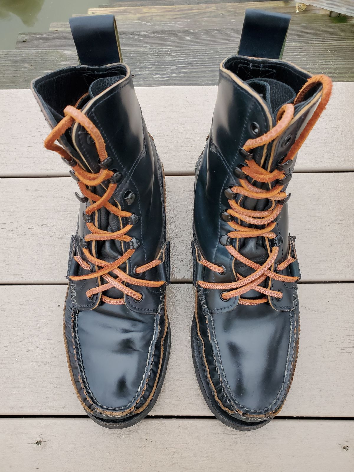 Photo by icarusflies95 on January 1, 2023 of the Yuketen Superior Short Hunt Boots in Horween Navy Shell Cordovan.