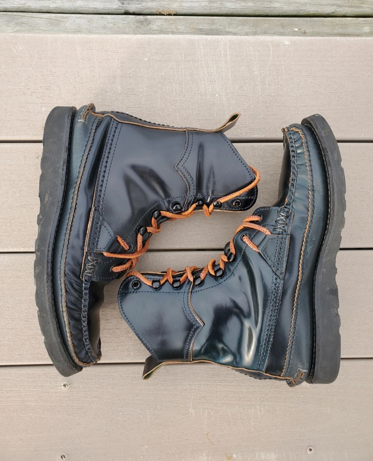 Photo by icarusflies95 on January 2, 2023 of the Yuketen Superior Short Hunt Boots in Horween Navy Shell Cordovan.