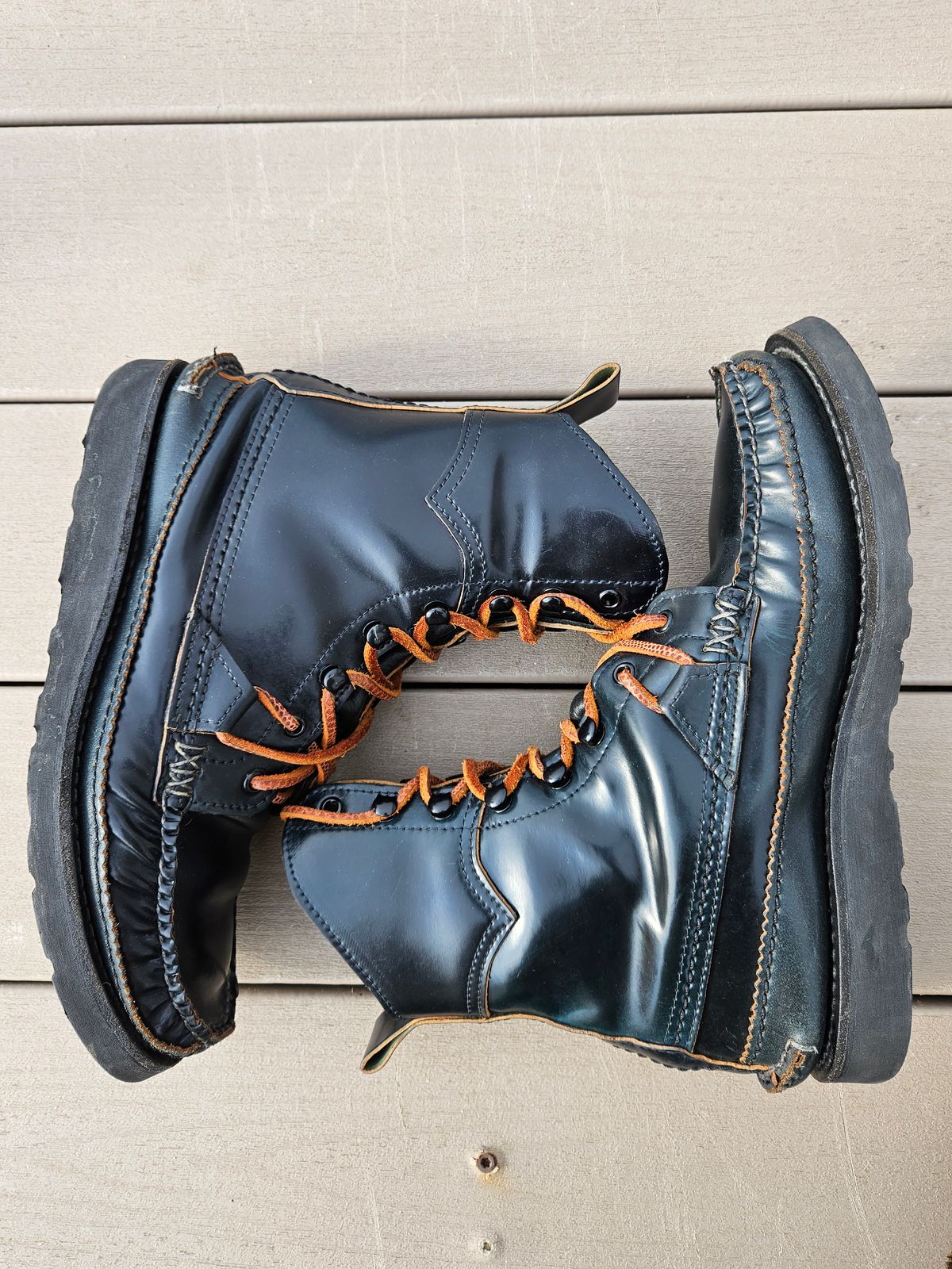 Photo by icarusflies95 on April 1, 2023 of the Yuketen Superior Short Hunt Boots in Horween Navy Shell Cordovan.