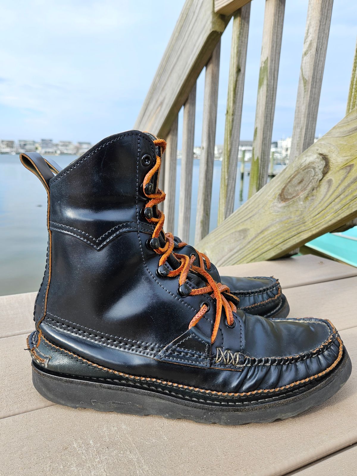 Photo by icarusflies95 on April 1, 2023 of the Yuketen Superior Short Hunt Boots in Horween Navy Shell Cordovan.