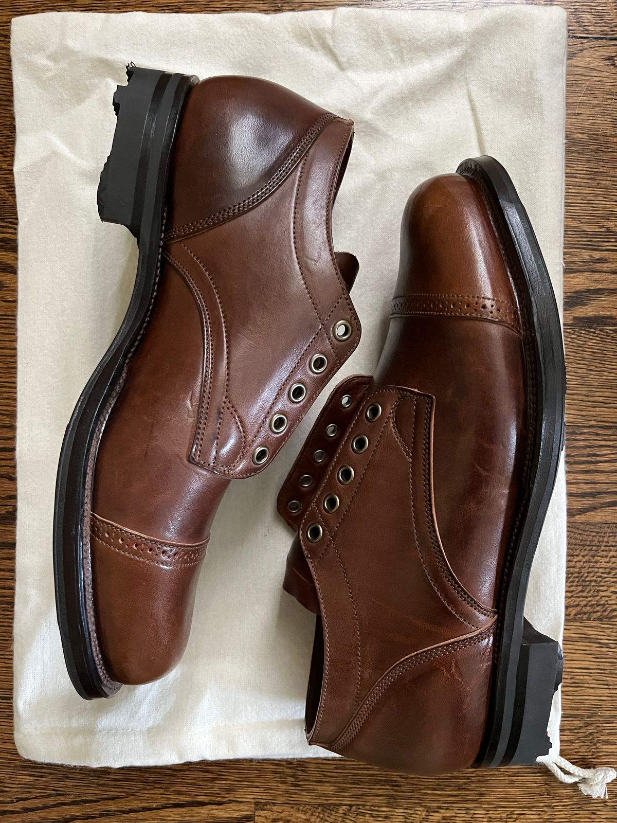 Photo by CellBlaster on July 20, 2022 of the Viberg 145 Oxford in Horween Dark Rubber Dublin.