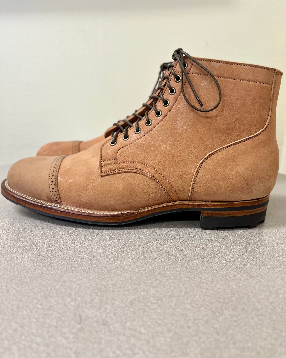 Photo by CellBlaster on October 8, 2023 of the Viberg Service Boot BCT in Horween Natural Crust Double Cordovan.