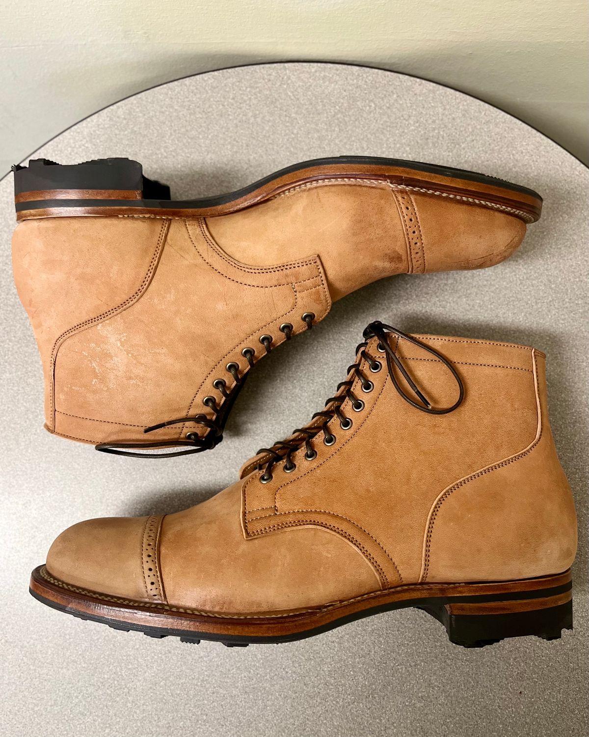 Photo by CellBlaster on October 8, 2023 of the Viberg Service Boot BCT in Horween Natural Crust Double Cordovan.