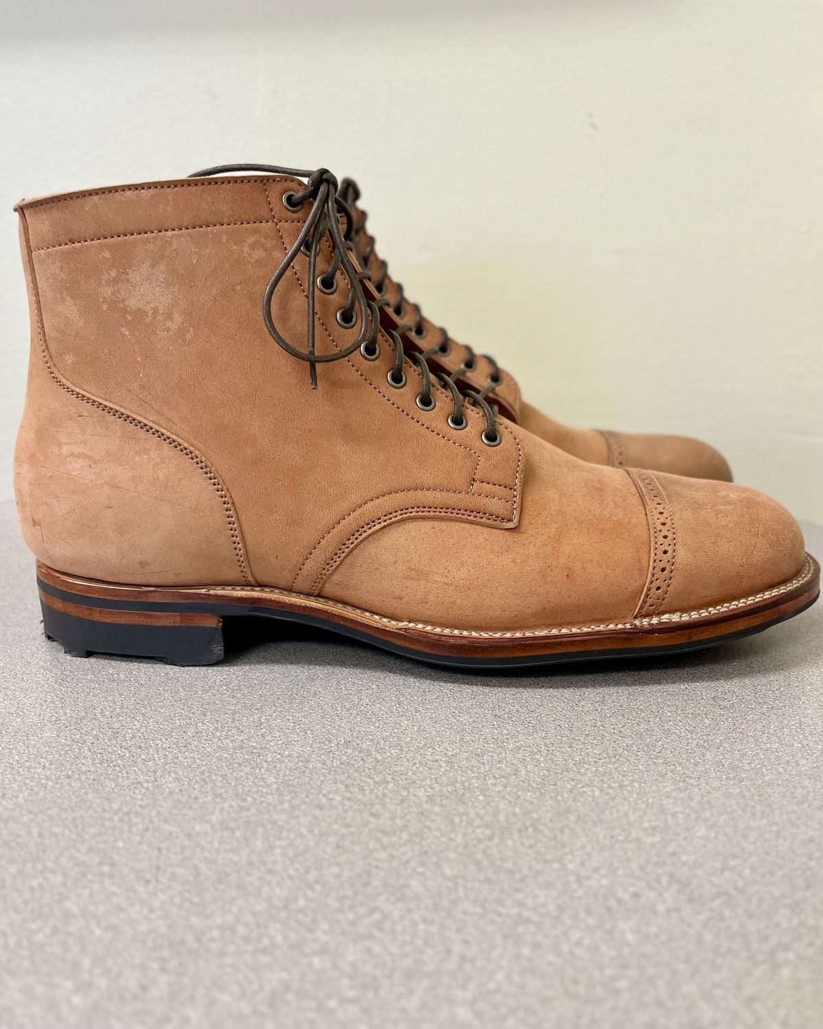 Photo by CellBlaster on October 8, 2023 of the Viberg Service Boot BCT in Horween Natural Crust Double Cordovan.