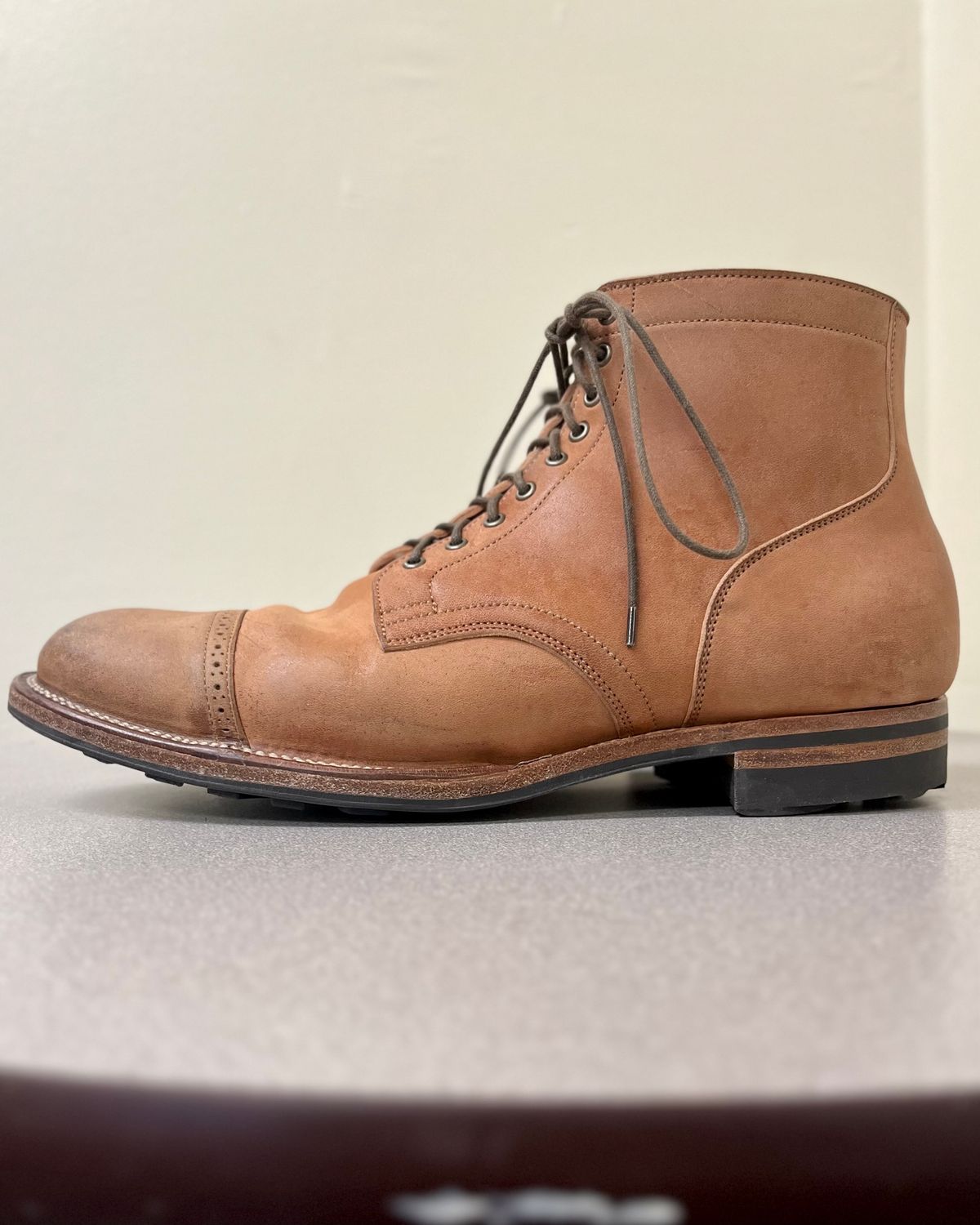 Photo by CellBlaster on December 5, 2023 of the Viberg Service Boot BCT in Horween Natural Crust Double Cordovan.