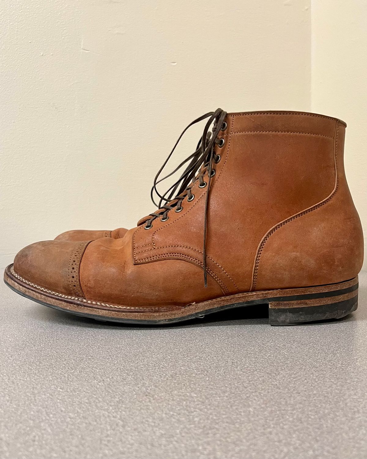 Photo by CellBlaster on March 6, 2024 of the Viberg Service Boot BCT in Horween Natural Crust Double Cordovan.